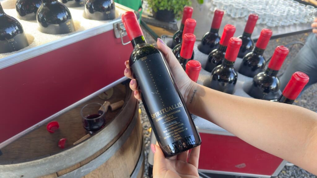 Além da experiência no vinhedo, os visitantes degustaram vinhos