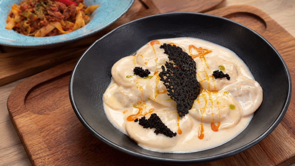 Ravioli Cremoso com Crocante de Carvão