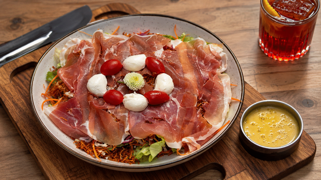 Salada Rústica com Presunto e Mozzarella