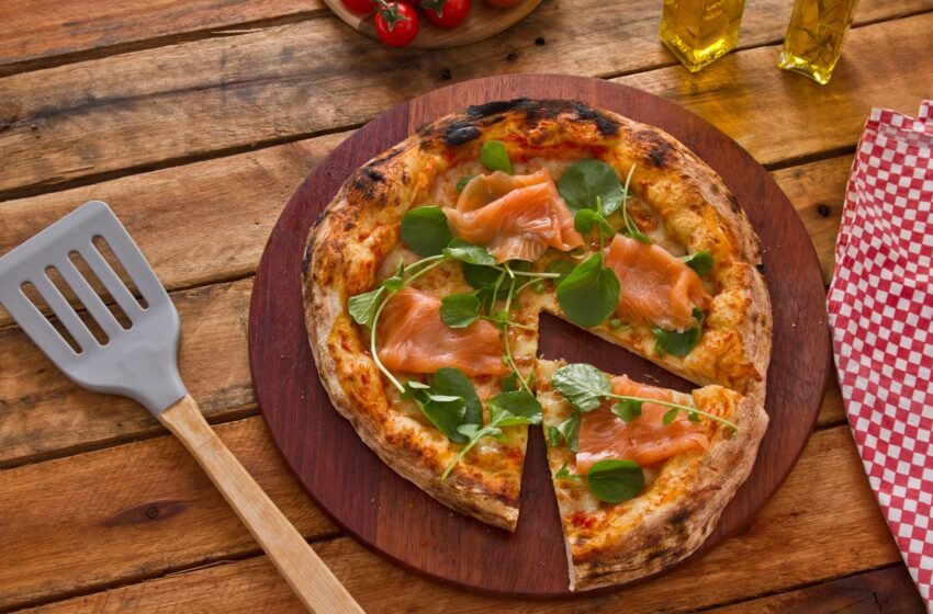  🍕🦞Dia da Pizza! Que tal uma versão com salmão defumado?