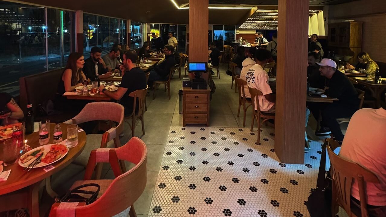 um ambiente mais intimista, com apenas 55 lugares em uma charmosa esquina da região