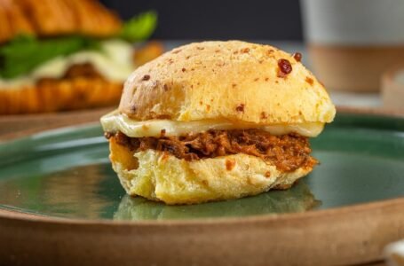 No Dia do Pão de Queijo, descubra a origem, curiosidades e onde provar versões irresistíveis desse símbolo da gastronomia mineira.