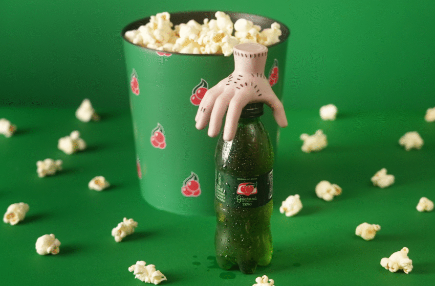 As caçulinhas de Guaraná Antarctica voltam com brinde do "Mãozinha", de Wandinha. Promoção disponível até 31/12 ou enquanto durar o estoque.