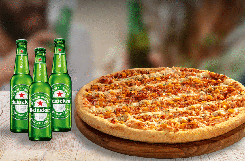 Pizza grande e três Heineken fazem parte da promoção que vale durante todo o mês de agosto em todos os canais da Domino’s.