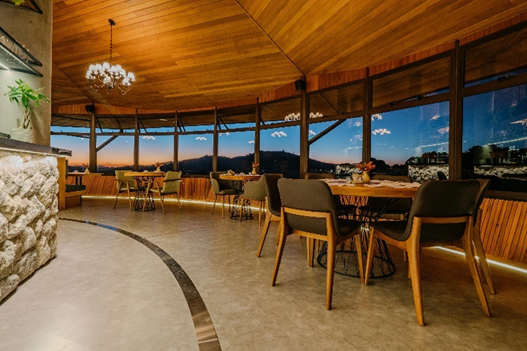 Restaurante com piso giratório e vista panorâmica das montanhas é um dos atrativos do hotel (Foto: Divulgação/Mirante da Colyna)