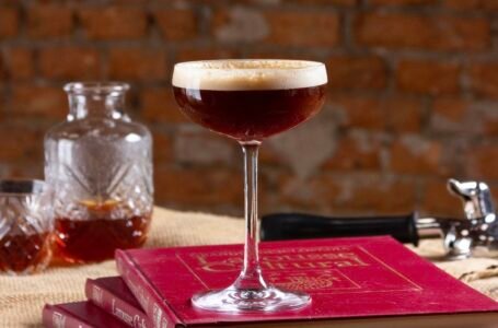 Ícone da coquetelaria e música em SP, o Café Hotel deixa Pinheiros e abre nova fase no Itaim Bibi. Confira novidades da casa.