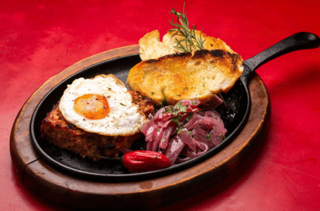 Descubra onde provar chope e pratos típicos da culinária alemã durante a Oktoberfest em São Paulo e Santa Catarina.