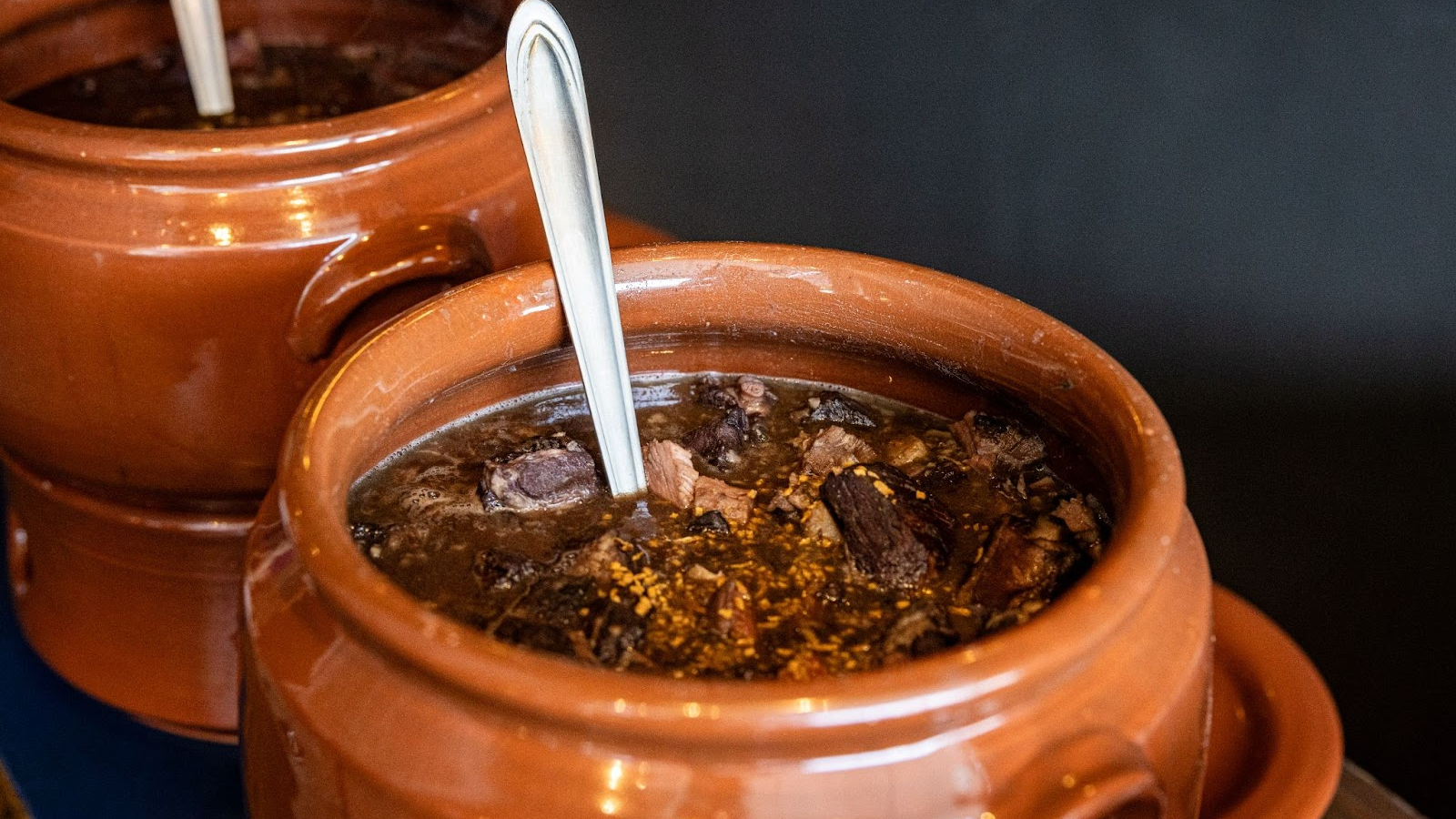 O buffet completo de feijoada e também serve feijoada vegana.