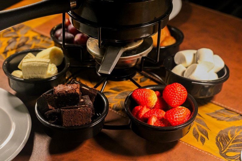 O CipóRestô, no Grand Mercure Vila Olímpia, lança Festival de Fondue com caldos, queijos e chocolate, reforçando sua cozinha afetiva e sustentável.