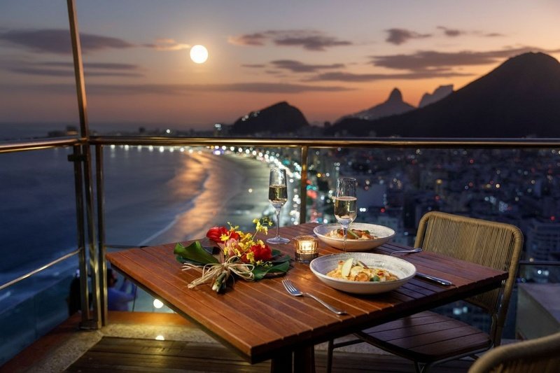 Noite de superlua terá jantar ao ar livre no Hilton Copacabana, com menu em 5 etapas, saxofonista e vista panorâmica da orla carioca. Reservas limitadas.