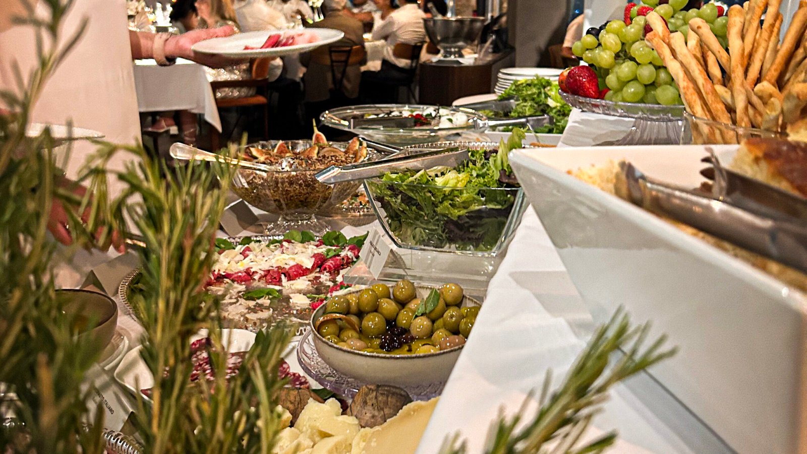 O restaurante Lassù abre reservas para seu Réveillon nas Alturas com menu exclusivo, espumante italiano e vista para os fogos de São Paulo.