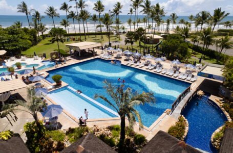 Natal e Réveillon à beira-mar com ceia, shows e programação especial no Jardim Atlântico Beach Resort, o refúgio ideal em Ilhéus para celebrar o fim de ano.