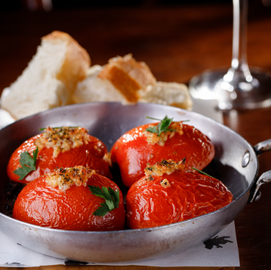 Clássico da noite paulistana, o Bar Charles Edward combina música ao vivo, cozinha italiana e coquetelaria de excelência em ambiente vibrante no Itaim Bibi.