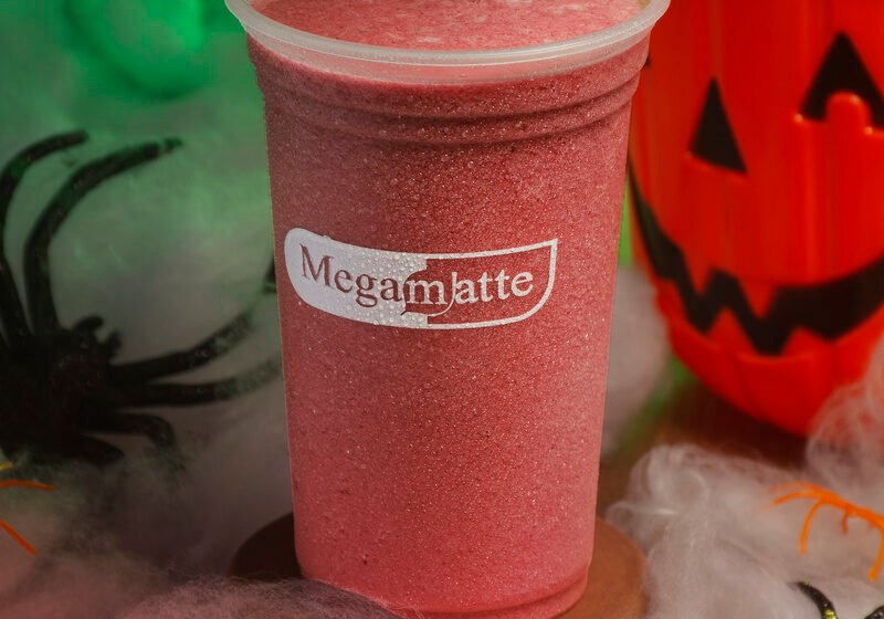 A Megamatte celebra o Halloween com o lançamento da Mega Poção, versão temática e refrescante do clássico Mate Fruta Açaí, disponível por tempo limitado.