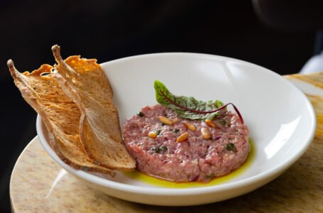 O Palermo inaugura em Pinheiros como o primeiro bar siciliano do Brasil, com cardápio mediterrâneo, drinques refrescantes e proposta de revitalização urbana.