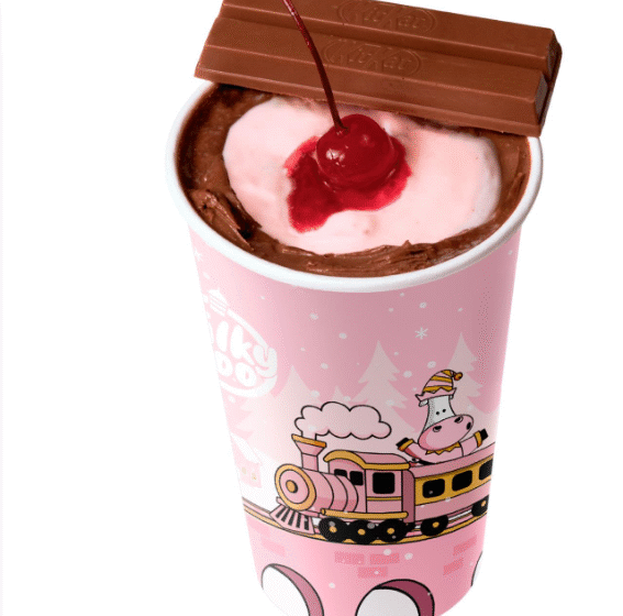  Milky Moo anuncia collab inédita com Kit Kat® e lança milkshake Cherrie para o Natal Rosa da marca