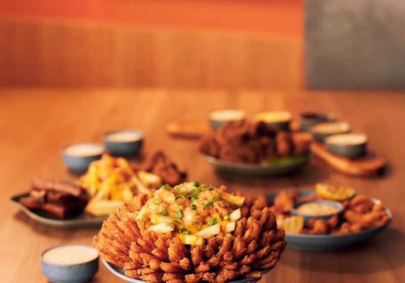 O Outback apresenta a campanha Mega Celebração com novos pratos tamanho MEGA, perfeitos para confraternizações e encontros de fim de ano.