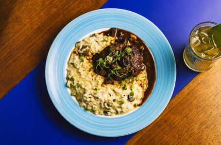 Blue Note São Paulo une música ao vivo, gastronomia contemporânea e coquetelaria autoral com funcionamento diário, entrada gratuita e menus para diferentes momentos do dia.