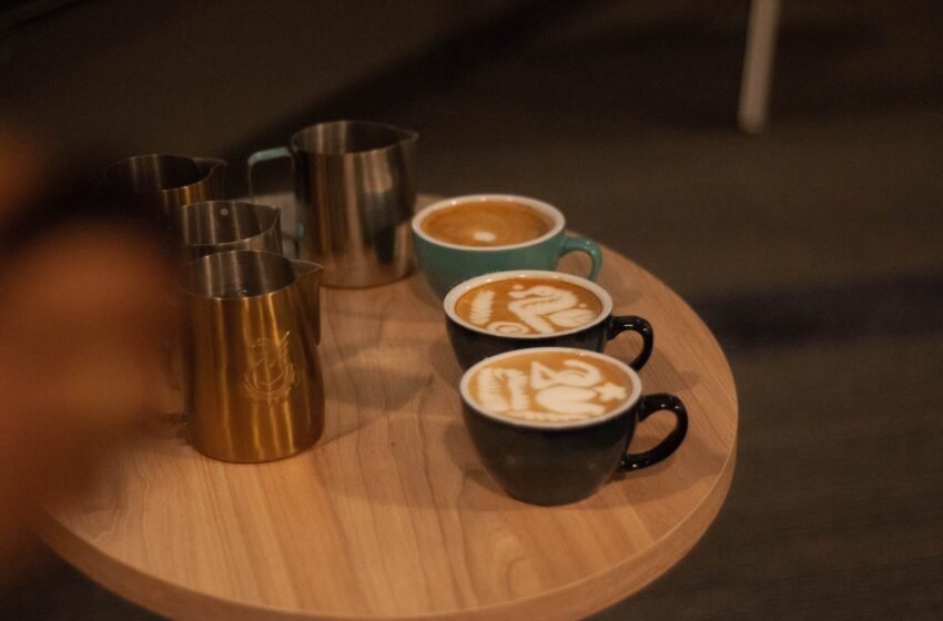 Crescimento do café especial e influência das redes sociais impulsionam o latte art e reforçam a experiência visual nas cafeterias brasileiras.