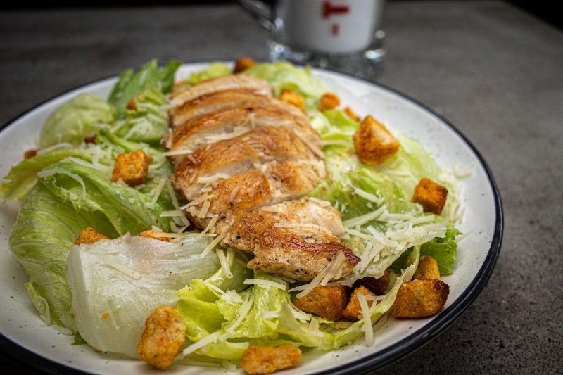  Guia do verão: cinco molhos especiais para transformar saladas em pratos completos