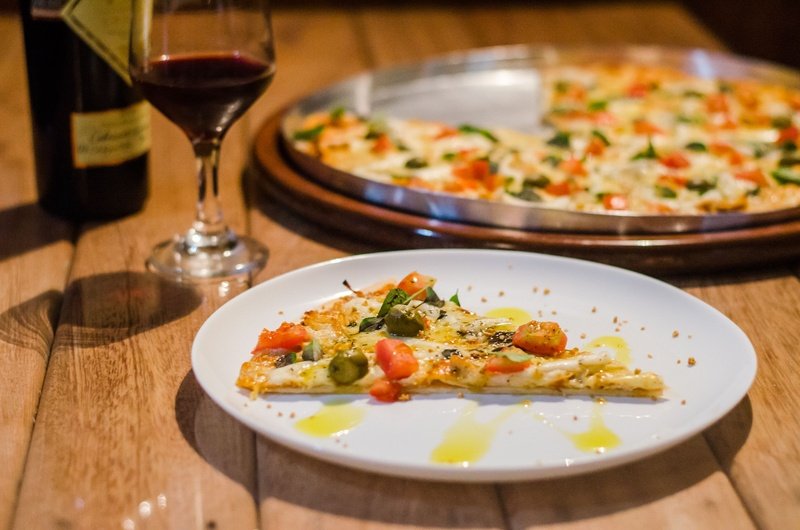  Dia da Pizza: harmonização com vinhos ganha espaço e aproxima a bebida de ocasiões mais casuais