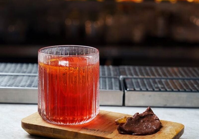  Hilton cria dois Negronis com ingredientes brasileiros no Rio de Janeiro