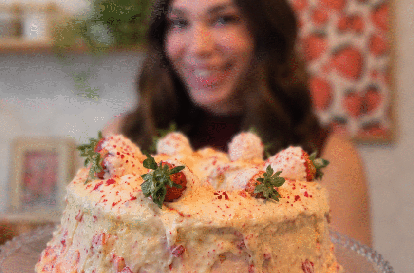  Sorvetão de morango cravejado transforma sobremesa de vó em receita para o Dia do Sorvete